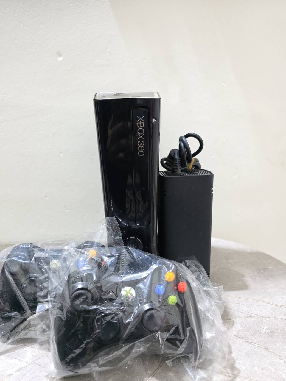 اكس بوكس 360مهكر حيل حيل نظيف نظام اروره ويحتوي على 99لعبة قويه مثل ماموضح بلفيديو ويحتوي على 2جوستك وغراضه كله بلادي شرط الفحص السعر 120وبي مجال للطيبين توصيل جميع المحافظات متوفر ***********
