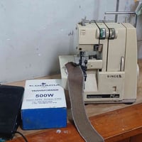 مكينة أوفر سينغر شغالة بحالة ممتازة للبيع هي و ادواتها السعر ١٥٠ و بيه...