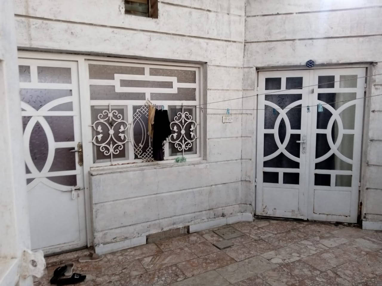 بيت للبيع المساحة 7.5×20=150م طابق واحد بناء 2017 كونكريت خلف مؤسسة الشهداء حي اور الثانية امام ساحة خضراء يحتون على مطبخين حار وبارد وغرفة واستقبال وصالة وتواليت عدد 2 مستقلات وحمام مستقل واحد
الشراي يجي ويشوف البيت والمنطقة والجيران ونتفاهم على السعر  *********** سيد علي
