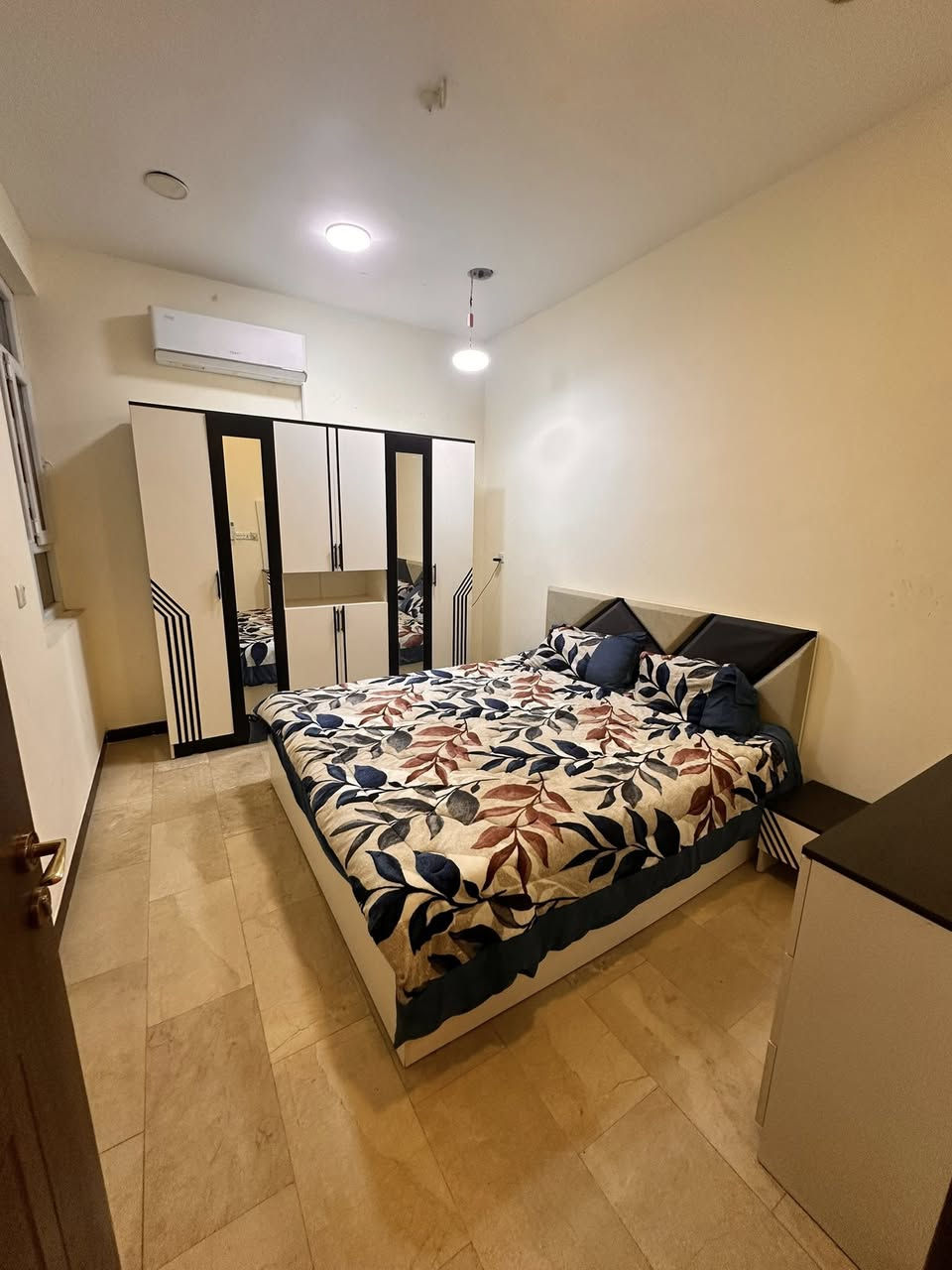 شقة مؤثثة ديلوكس في الداودي 
صالة مطبخ وغرفتين نوم 
ب٩٠٠$ عوائل - اجانب
***********
