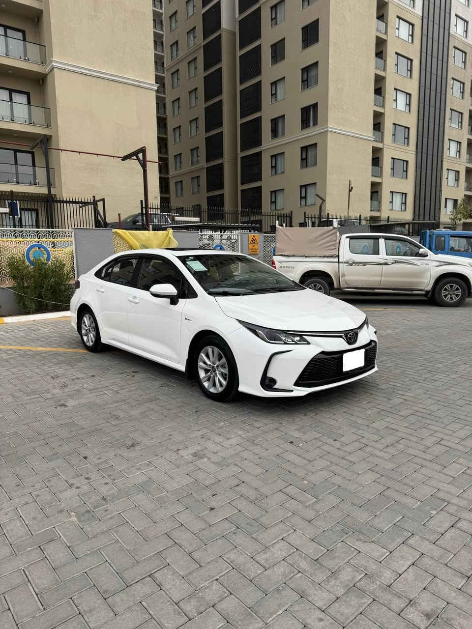 سلام عليكم
كورلا  هايبرد 2025 شكل الخليجي علامة سودة فول للاخير ماشيه 6000 رقم بغداد الإنكليزي
فتحة سقف 
بصمة تشغيل 
بصمة ابواب 
رادار 
تحذير عند خروج عن المسار 
مثبت سرعة 
اكواب حار بارد 
قيادة ذاتية 
بريك ذاتي عند حاجة 
وضعيات قيادة 3
زر EV 
اوتو هولد 
هند بريك ذكي بصمة 
 فول تحكمات ستيرن 
شاشة كبيرة كار بلي +حاكية 
ويل كب تيوتا 
بك لايت لد اضواء زينون +كشافات زينون 
شاشة عدادات دجتل 
اشاير مري 
تبريد قطعتين ثلج 
منافذ طاقة بل خلف  وبل امام 
زر اوتو لايت عالي 
اربع جام اوتو 
داخل جلد بلادي
أناره داخلية لد 
دخول ذكي بدون مفتاح 
ترحيب عند اقتراب 
* السيارة بيها شخط كلش صغير موضحة بالصور 
السعر : 165 $ 
الهاتف : ***********
