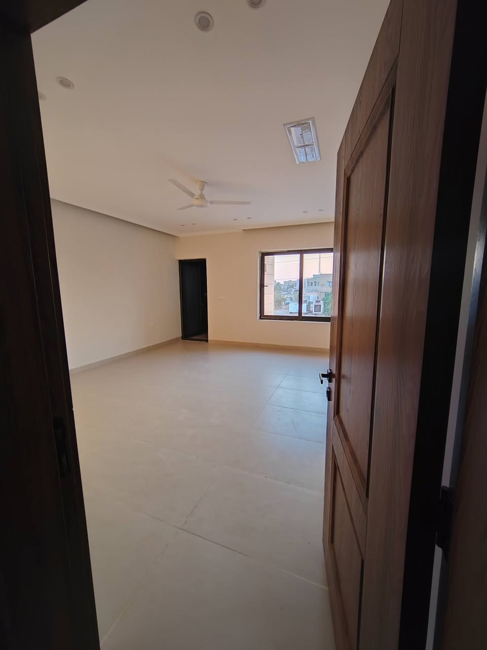 ​✨ منزل ركن مميز للبيع في قلب تكريت - حي شيشين ✨
لكل من يبحث عن الأناقة، المتانة، والموقع الاستراتيجي.. نتيح لكم فرصة تملك منزل العمر المبني بأعلى المواصفات الهندسية وتحت إشراف مباشر من كبرى الشركات المعروفة والموثوقة في محافظة صلاح الدين.

​📍 الموقع الجغرافي:

​المدينة: تكريت - حي شيشين.

​المعلم القريب: بالقرب من دائرة التقاعد.

​التميز: بيت ركن يقع على شارع عريض بعرض 20 متر (إطلالة مميزة وارتداد مريح).

​📐 المساحة والتقسيم الداخلي:

​المساحة الإجمالية: 145 متر مربع.

​عدد غرف النوم: 3 غرف نوم واسعة وموزعة بطريقة ذكية ومريحة للعائلات.

​🏗️ الجودة والتنفيذ:

​البناء تم بالكامل على أيدي مهندسين مختصين وبتنفيذ شركة رصينة ومعروفة في صلاح الدين، لضمان أعلى مستويات الجودة في المواد والتشطيبات.

​💰 السعر:

​الاستفسار عن السعر والمزيد من التفاصيل يرجى مراسلتنا على الخاص (الرسائل).

​📞 للتواصل والاستفسار المباشر:

​***********

​***********
