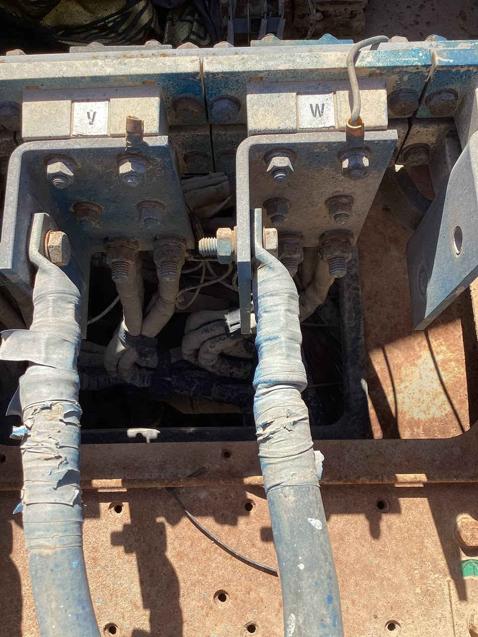 السلام عليكم جنريتر عدد 2
750كيفي   والثاني كذالك 750كيفي  والثالثه أبيع بس مكينه البي  الجريترات الواحد 50 ورقه أو بيه مجال  والمكينه  بس  سعره   15 أو بيه مجال الشراي يتصل   *********** الجنريترات ما مفتوح برغي بيهن
