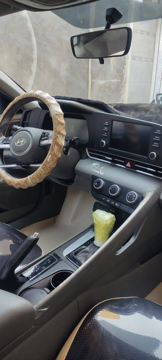 النترا  2024 خليجي (كوري الاصلي)
سيارة جديدة جدا
فول فول مواصفات سلايد فتحة سقف 
رقم صاحب سيارة
***********

🟩 السعر  _ 180
محرك 2000 دوش المرغوب 
كير بوكس اوتوماتيك 
تشغيل ذكي ( بصمة ) + تشغيل عن بعد 
شاشة
كامرة خلفية دوارة 
تبريد قطعتين 
تحكم ستيرين 
 دشبول ايباد 
حساس امامي و خلفي 
نظام تشغيل واطفاء الحساسات
فتحة سقف (سلايد)
نظام تشغيل الكامرا الخلفية 
اوتو هولد 
 4 وضعيات قيادة 
شاشه سرعه ديجتال 
مانع انزلاق

راعيها بالبصره
