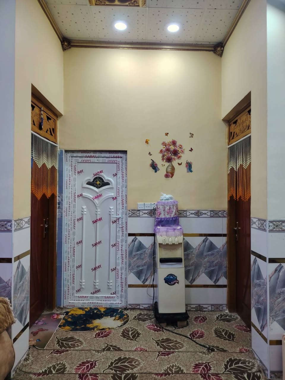 سلام عليكم بيت 200 زراعي سند 25 متر بناء طابقين الطابق ثاني غير كامل اما الطابق الول جاهز من كلشي غرفتين +صاله + مطبخ +براني + مجمع صحيات داخلي وخارجي المكان التقيه الثالثه قرب حسينيه باب الحوائج  ويقع البيت اعلى شارع تبليط الاستفسار اكثر  الرقم ***********
