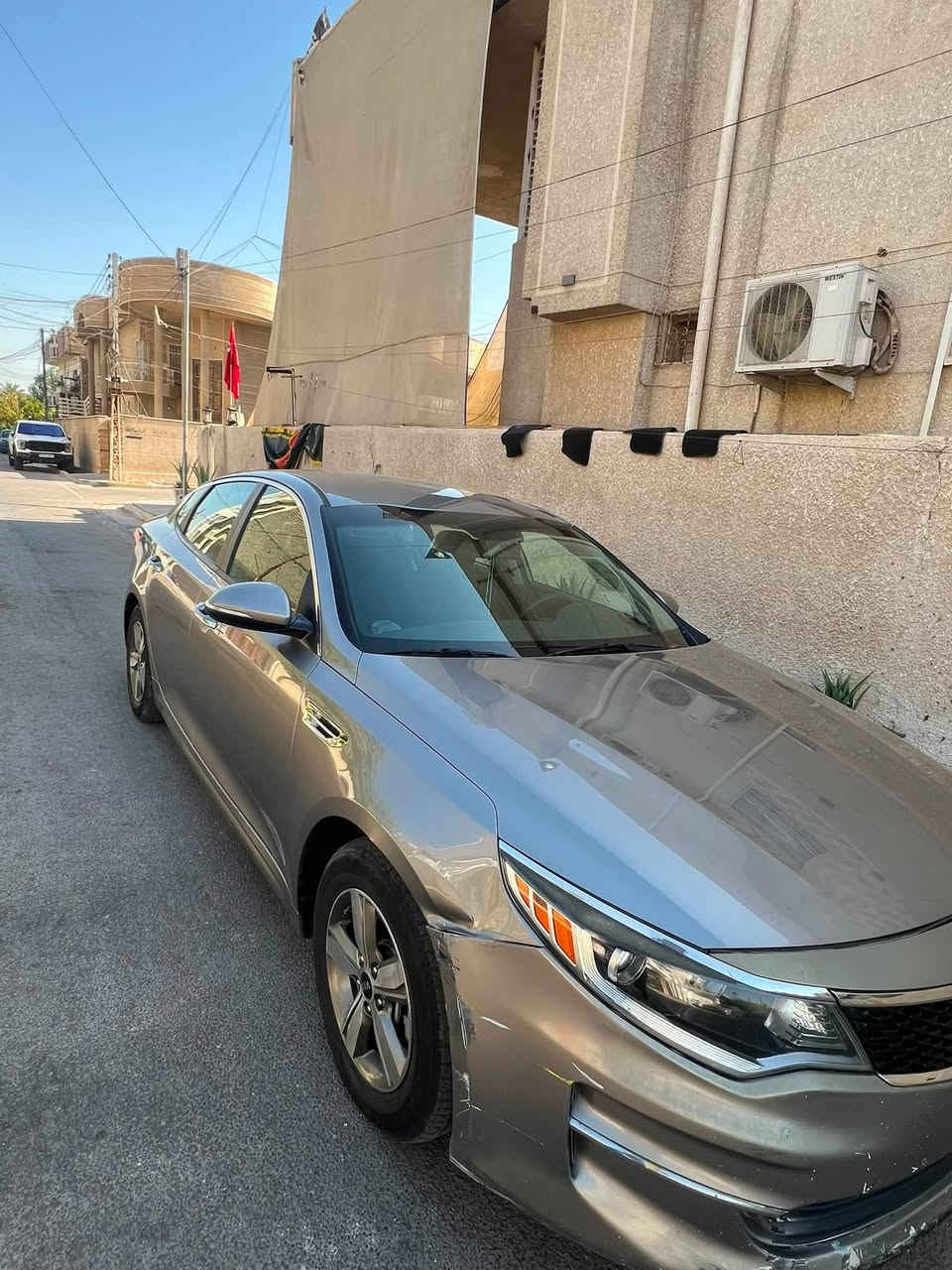 🚗 للبيع | كيا أوبتيما FE موديل 2018
🔹 الموديل: 2018
🔹 الفئة: FE وارد امريكي
🔹 المحرك: 2.4 GDI (حقن مباشر)
🔹 ناقل الحركة: أوتوماتيك 6 سرعات

المواصفات:
✅ نظام مراقبة النقطة العمياء (Blind Spot Detection)
✅ كاميرا خلفية
✅ مثبت سرعة
✅ شاشة لمس
✅ تحكم من المقود
✅ بلوتوث + USB + AUX
✅ مكيف أوتوماتيك
✅ نظام ABS
✅ نظام الثبات الإلكتروني ESC
✅ مساعد صعود المرتفعات HAC
✅ حساسات ضغط الإطارات (TPMS)

الصيانة الأخيرة:
🔧 تم عمل إدامة كاملة لمنظومة التبريد.
🔧 تم تبديل الصدر الأمامي والصدر الخلفي بقطع جديدة.

🚘 السيارة جاهزة للاستخدام، ما تحتاج أي مصروف، والمحرك 2.4 GDI معروف بقوته وأدائه الممتاز.
صور الحادث موجودة بالبوست

📍 الموقع: بغداد – حي الجهاد
📞 للتواصل: ***********

السعر ١١٣ ورقه وبيها مجال ان شاء الله
