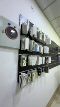 محل موبايلات للبيع مع رفوف و ديلاب للغراضات بسعر معقول و رخيص. بيع سري...