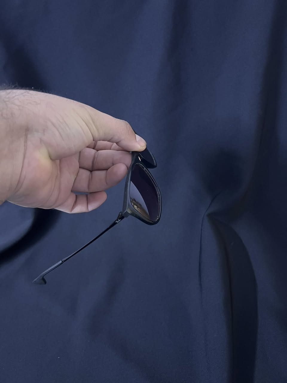 Ray-Ban

عدسات داكنة (غالباً رمادية أو خضراء كلاسيكية)، وهي توفر تغطية واسعة وحماية كاملة من أشعة الشمس.
• العلامة: شعار Ray-Ban الصغير واضح باللون الأبيض


**إذا كنت صاحب هذا الإعلان وتريد حذفه لأي سبب، رجاءا أرسل رسالة إلى الدعم الفني**