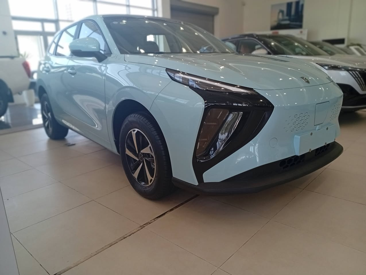 السلام عليكم
تحية طيبة 
فورثنگ موديل 2025 

♦️كهربائية بالكامل♦️
تمشي بالشحنة الواحدة ٤١٠ كيلو متر بالشحنة الواحدة

البطارية تكون ٧٤ كيلو واط 

💥ضمان وكالة ليث العبيدي 🔥

مقاعد جلد 
ناقل الحركة اليدوي (تعليگ) 
تبريد الهواء قطعتين
سقف بانوراما 
مخارج USB
نظام تحكم ذكي
تحتوي على ثلاجة 
مثبت سرعة
تحكمات بالستيرن 
مصابيح LED
نظام ذكي مساعدة السائق
اوضاع القيادة eco ,normal sport 
سستم صوت قوي
محرك كهربائي واحد 
الدفع امامي
 تحتوي على 6 وسائد هوائية
صندوق خلفي واسع جداً 

تشمل ضمان ٦ سنوات على البطارية أو ٢٠٠ الف كيلو متر 

سعر السيارة  ٢٦,٩٠٠,٠٠٠ مليون دينار عراقي شامل اللوحات 

مكاني البياع 

للأتصال واتساب ***********
