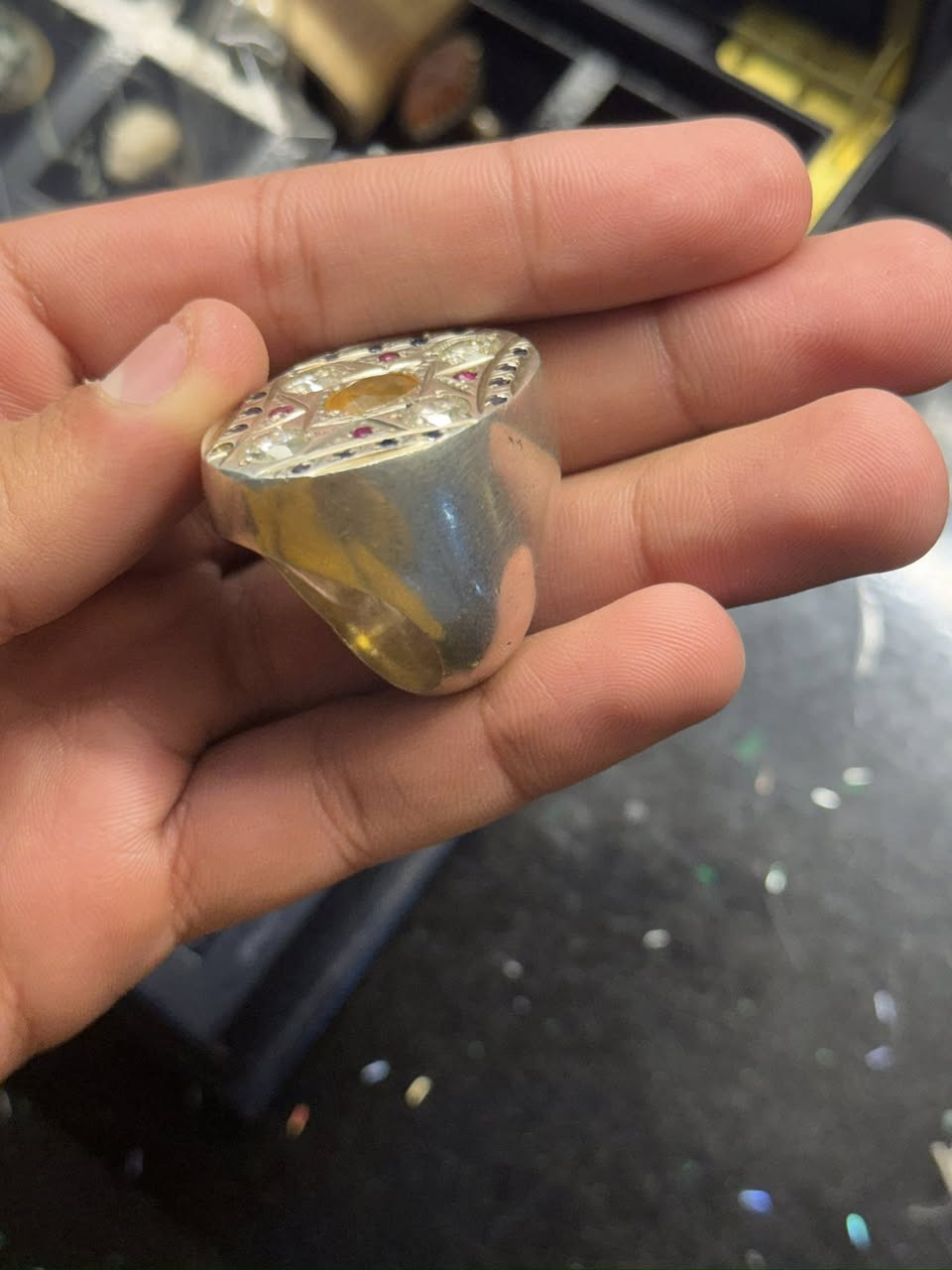 يا الله متاح
خاتم تحفة صب فضة925
يحتوي علة احجار  ياقوت افريقي وموزنايت وتطعيم زاركون
وزن الخاتم واضح 47غ
مكاني واسط توصيل موجود 
سعرة تواصل وات ساب ***********
