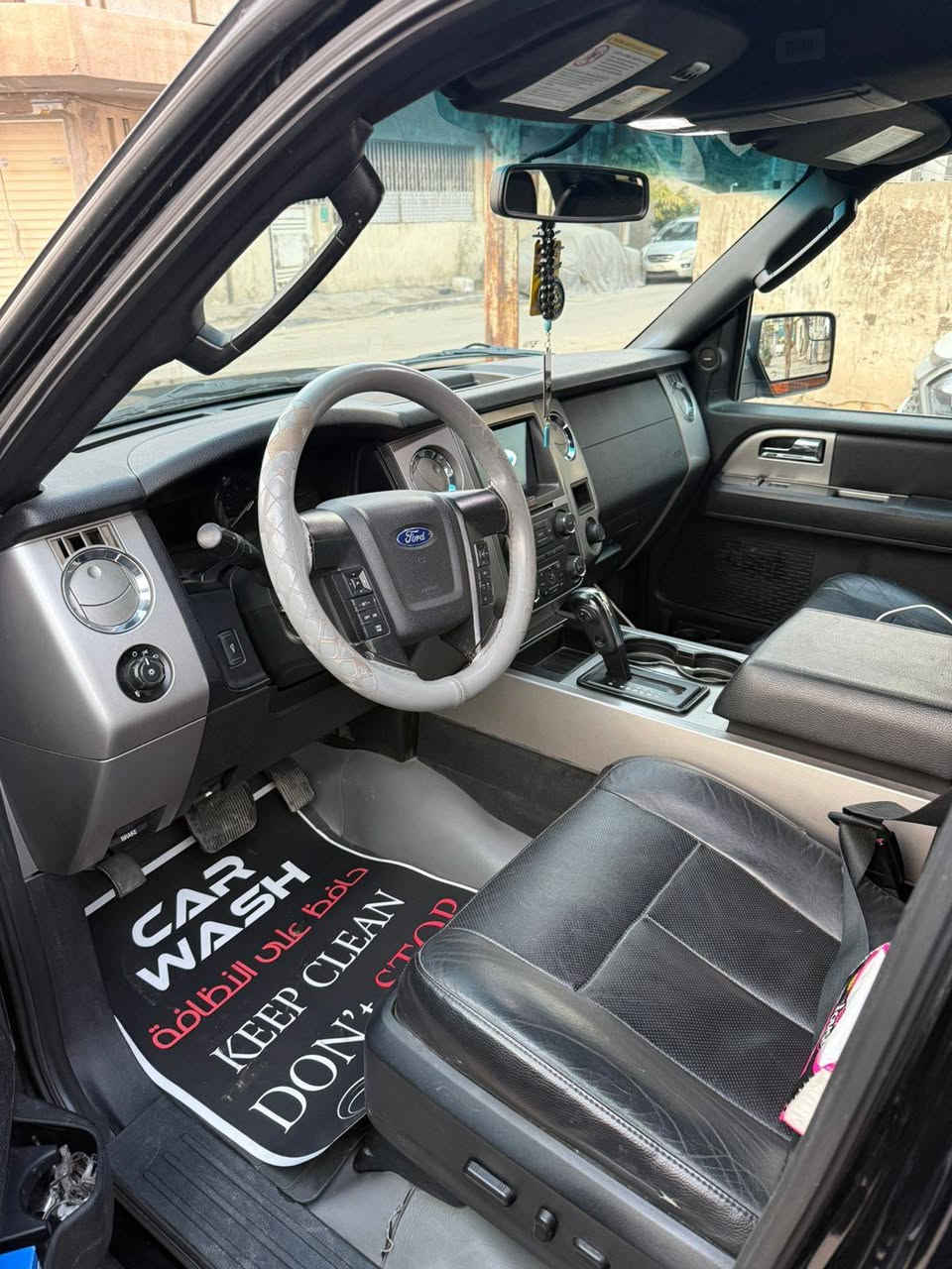 السلام عليكم للبيع فورد اكسبيشن موديل ٢٠١٧ رقم بغداد المكان بغداد  محرك ٦ سلندر ٣٥٠٠ فول عدا الفتحه بيه بس قطعتين السعر ١٨٥ وبينه مجال ***********
