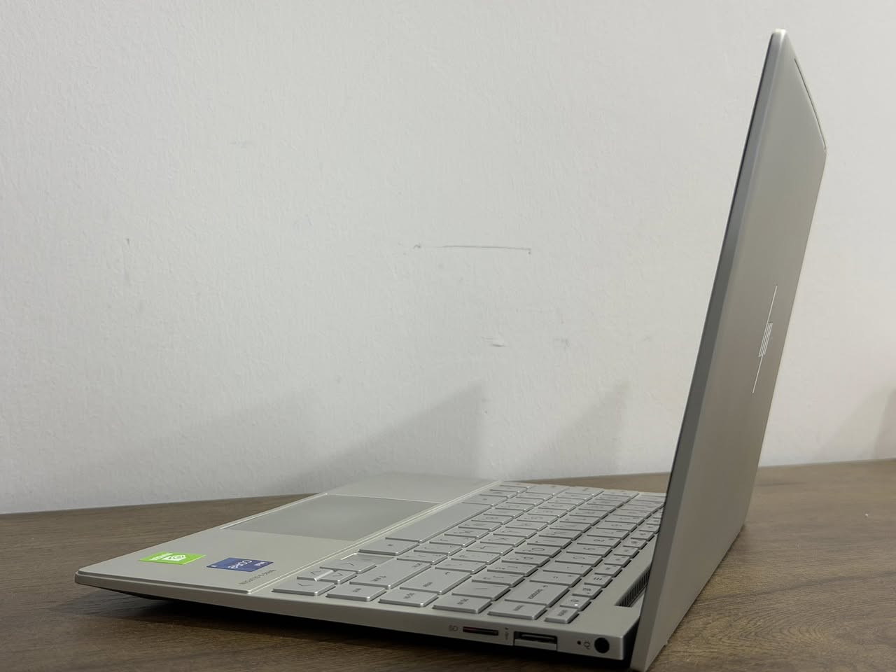 السلام عليكم

للبيع لابتوب HP envy ، الجهاز شبه جديد واستخدامه قليل جداً (البطارية أداءها جيد جداً ). اللابتوب نحيف وخفيفة جداً للحمل والتنقل. مناسب جداً لبرامج الهندسة، والمونتاج بفضل الشاشة ال 4K والدراسة بفضل المعالج القوي وكرت الشاشة المنفصل.

مواصفات الجهاز:
Intel Core i7 (جيل (11))
كرت شاشة خارجي Nvidia MX450 2gb
كرت شاشة داخلي Intel Iris Xe 8gb
الرام 16gb DDR4
التخزين 1TB SSD NVMe 
الشاشة 13.3 4K لمس (touch screen)
Windows 11 Pro 
اللابتوب تدعم بصمة الاصبع وال Face ID
‎شاحنتها الاصلية وياها
الكيبورد مضيء
نظام صوتي  BANG & OLUFSEN
اللابتوب استخدامي الشخصي 

السعر 900 ألف 

للتواصل :*********** Whatsapp

مكاني :كربلاء-طويريج
