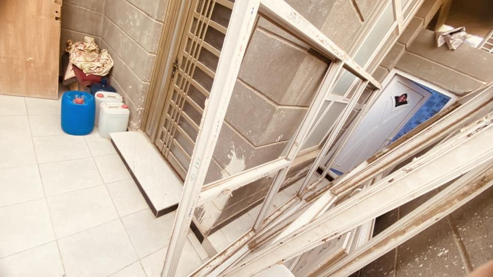 سلام عليكم قواطع للبيع عددهن 3 من ضمنهم باب كامل مكاني كربلاء  شارع المدرسي200 وبيهن مجال ***********
