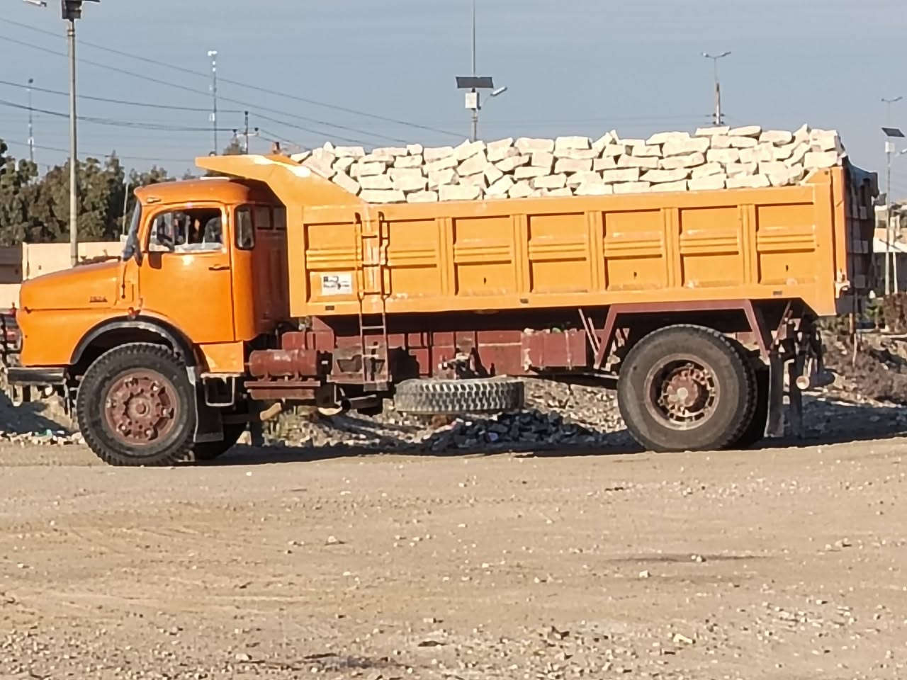 يوجد حجر وجص ورمل الاستفسار ***********
