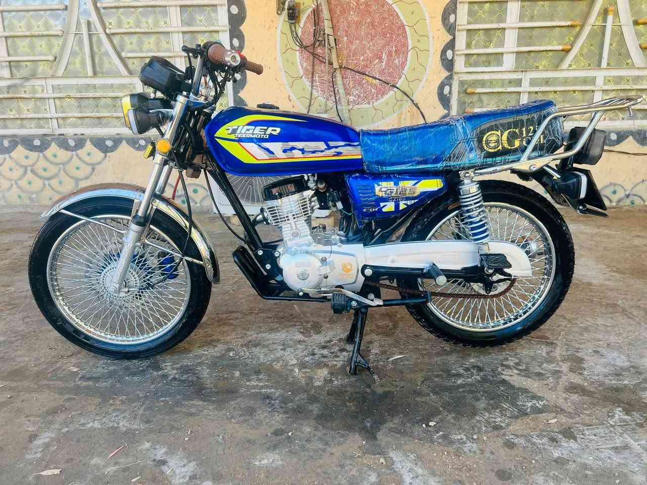 يا الله السلام عليكم دراجة البيع تايكر سونك الأصلي موديل ٢٥ مكفوله كفاله عامه أوراق كامله الدراجه جديده وحلو خير من الله بشرط انضف من الصوره السعر ٧٢٥ وبيه مجال الشراي يتصل وبيه خير ويدلل *********** ولا مو شراي لا يعلق تعليق سلبي
