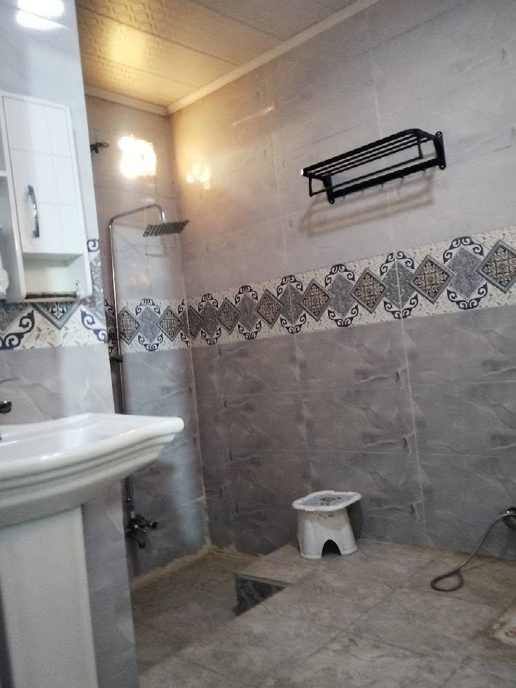 🏡 بيت طابقين للبيع في كربلاء (قرب جامعة كربلاء فريحة) شارع اسواق ركن الجامعة، يبعد 10 دقائق عن الإمام (ع) وقريب من طريق المشاية والمواكب.
البيت يقع على ساحة، ومساحته 100م² - طابقين - سند قرار 25.
البيت جاهز للسكن، كامل ماء وكهرباء، وارضية وجدران.
الأرضي: غرفة نوم، صالة، استقبال، مطبخ، حمام داخلي وصحيات خارجية.
الثاني: غرفتين نوم، صالة كبيرة، مجمع صحيات، بلكونة.
بسعر 78 مليون (وقابل للتفاوض).
📞 للاستفسار اتصل على الرقم: *********** كربلاء, العراق
