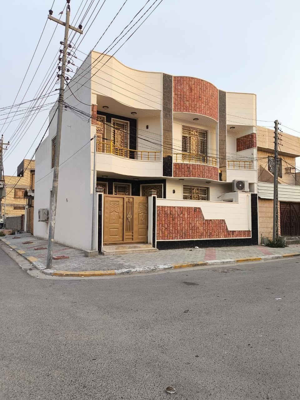 السلام عليكم ورحمة الله وبركاته
بيت للبيع ركن حي المجتبى مقابيل المستوصف على شارع 15
📍 الموقع: حي المجتبى – مقابل المستوصف
📄 طابو صرف مباشر بدون ورثة
📐 مساحة الأرض: 200 متر
🏗️ سنة البناء: 2019 (بناء حديث)
مواصفات المنزل:
🔹 استقبال واسع 6×4
🔹 صالة كبيرة 8×4
🔹 5 غرف نوم:
▪️ غرفة 6×4
▪️ غرفتان 4×4
▪️ غرفة 5×4
▪️ غرفة أطفال 3.5×3
🔹 مطبخ 3.5×3
🔹 مطبخ حار خارجي
🔹 حمامات داخلية ومجاميع صحية خارجية... على شارع 20 
🔹 كراج سيارة بمساحة 50 متر
📞 للاستفسار:
*********** 
***********
