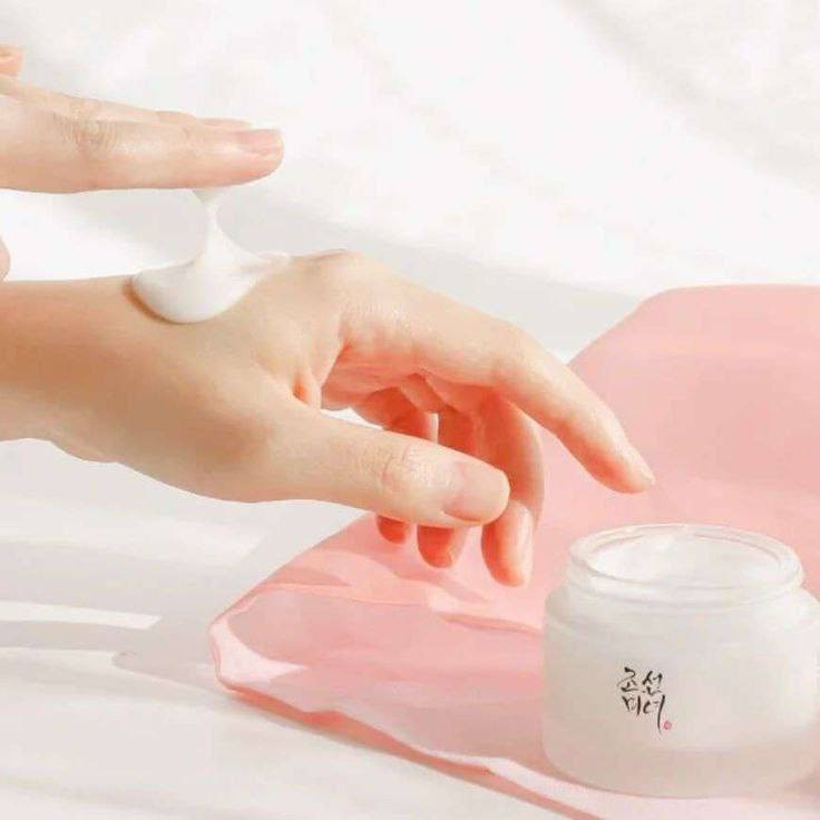 dynasty cream من beauty of Joseon 🤍
كريم مرطب من براند بيوتي اوف جوسون الكوري 🇰🇷🇰🇷
من افضل المرطبات عالميا يحتوي مرطب داينستي من بيوتي اوف جوسون على مستخلص ماء الارز الذي يساعد على تفتيح البشرة والقضاء على البقع الداكنه والتصبغات للبشرة مناسب لجميع انواع البشرة حتى الحساسة والحساسة جدًا لانه مصنوع من مواد مستخلصة من الطبيعة 

• يمنح قوامه ترطيبًا وتغذية عميقة وطويلة الأمد
• يوفر الرطوبة والتغذية من أعماقها. رطوبة طويلة الأمد غني بـ 2٪ نياسيناميد و 2٪ سكوالين 
• يوازن الزيت والرطوبة ويحمي البشرة من المؤثرات الخارجية
• توهج رقيق يوفر هذا الكريم لمسة نهائية لطيفة ولامعة. يخلق توهجًا طبيعيًا وصحيًا عند استخدامه مع كريم الأساس
* أمن على جميع انواع البشره حتى الحساسه 
* أمن على الحامل والمرضع 
المنشأ كوري🇰🇷اصلي💯
السعر 15 الاف 
🚘 يوجد خدمة توصيل لجميع محافظات العراق  🚘


**إذا كنت صاحب هذا الإعلان وتريد حذفه لأي سبب، رجاءا أرسل رسالة إلى الدعم الفني**