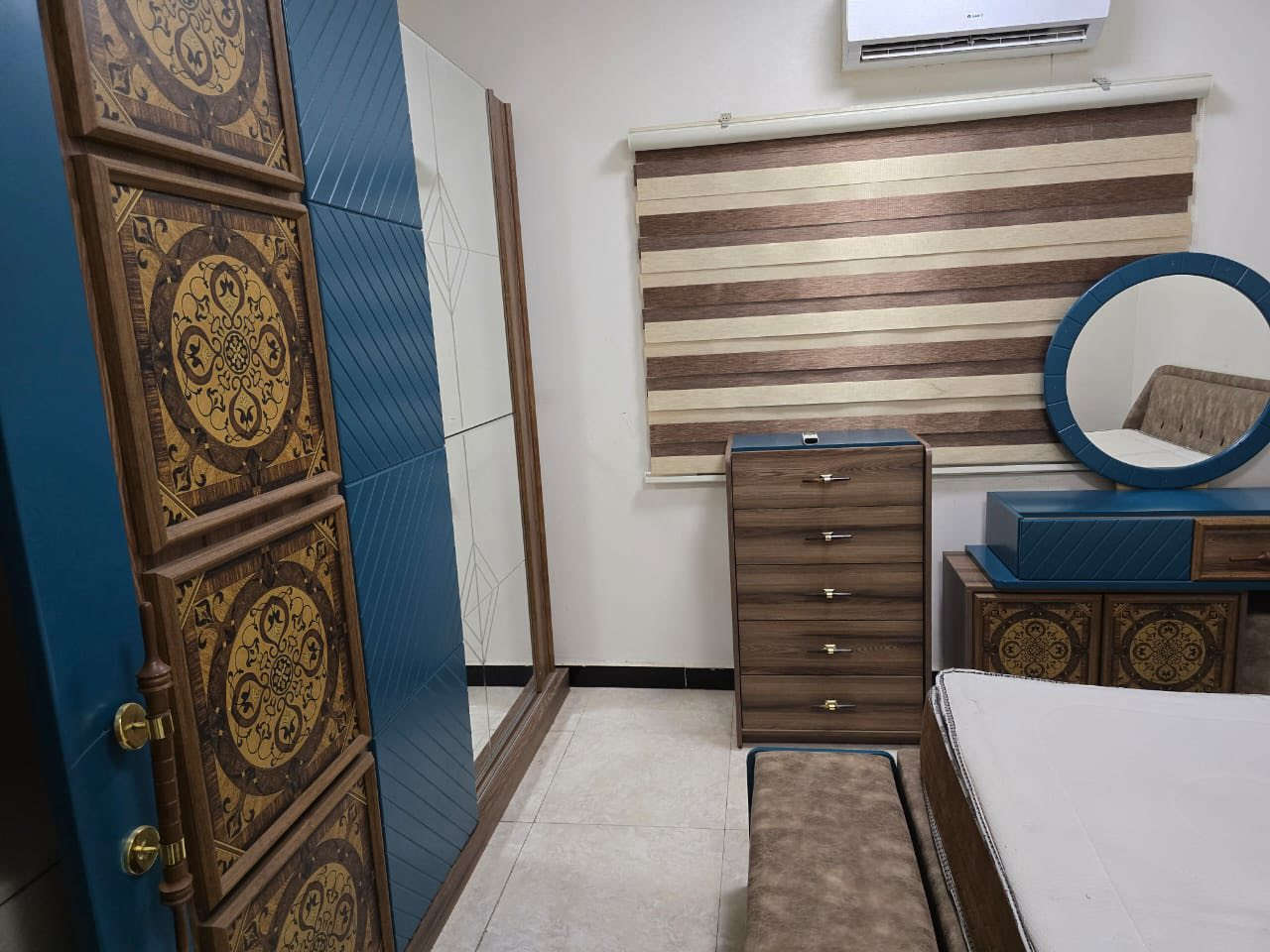 شقة مؤثثه بالكامل للايجار في مجمع الامل 
تحتوي على 2 غرفه + صالة 
***********
