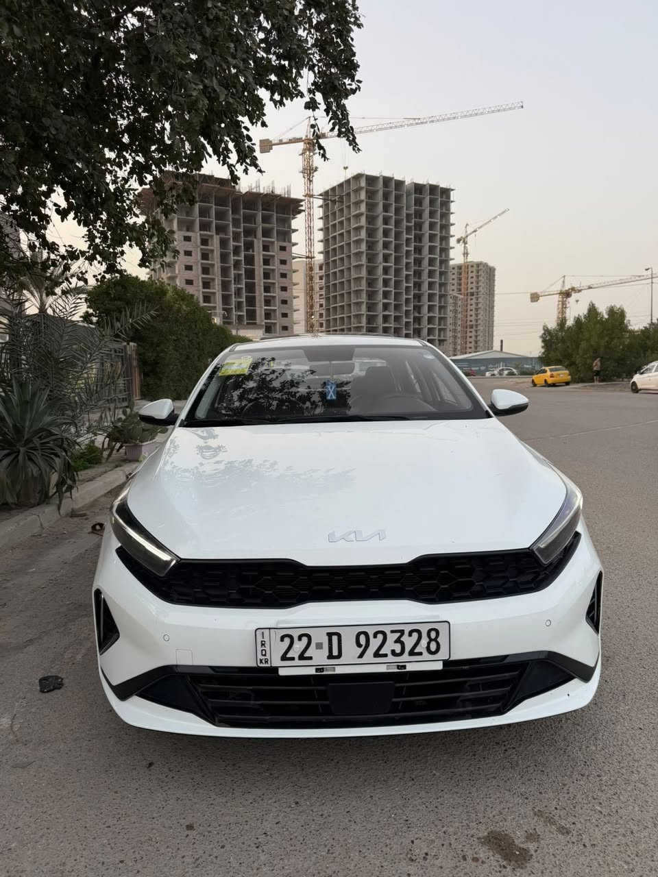 السلام عليكم #للبيع
Kia k3 تجميع الصين
#موديل 2024 
#ماشية 40 الف سيارة جديده بحالة الشركة
مكفولة كفالة عامة من كلشي حته من البارد 
اللون ابيض
رقم اربيل
مواصفات
١-اوتو هولد
٢-هاند بريك دكمه
٣-مري تدفئه
٤-ستيرن كهربائي
٥-بصمه تشغيل
٦-سلايد روف
٧-كشنات جلد اسود 
٨-دخول ذكي 
٩-شاشه كبيره
او بعد بيه هواي مواصفات
المحرك ١٥٠٠ تنفس طبيعي دبل نوزل
السيارة فول ع وضع الشركه!! 
الاستفسار ***********📱✅
السعر 142 وبيه مجال
عنواني بغداد الكرخ
