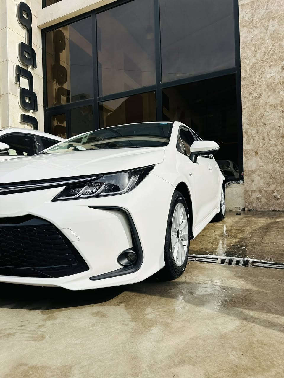 كورلا هايبرد شكل خليجي داخل اسود فتحه
ماشيه 3الف فقط مكفوله كفاله عامه 
مكان السياره بغداد 
الرقم ***********
