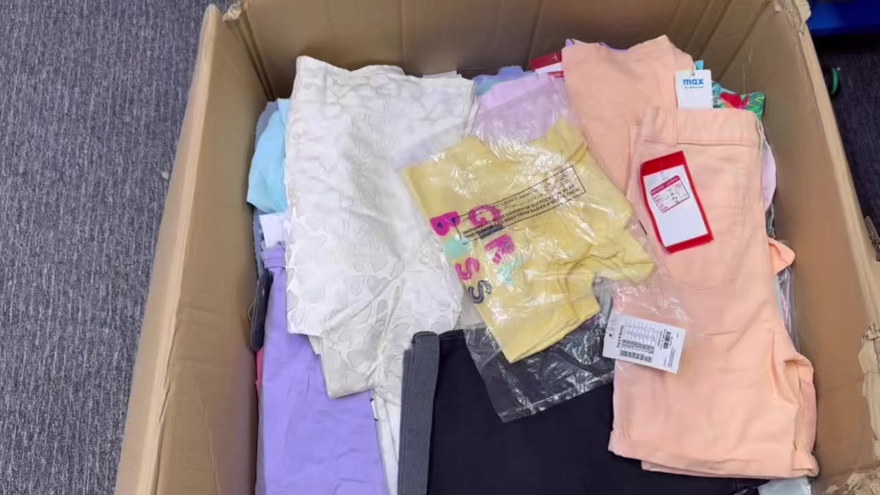 السلام عليكم يتوفر كارتون اطفال ماركة ماكس  ستندر  مثل ما واضح بلفيديو وزن كارتون ٢٥كليو سعره  ٥٥٠ هو التوصيل  
الاستفسار ***********
