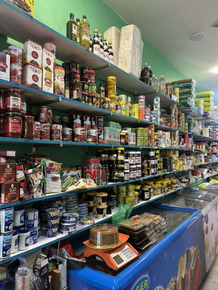 سلام عليكم رفوف خشب نضيفه ١٠قطع مع سفينه وسطيه مكان مكان حي جهاد ***********رايدهن كلهن٢٧٥
