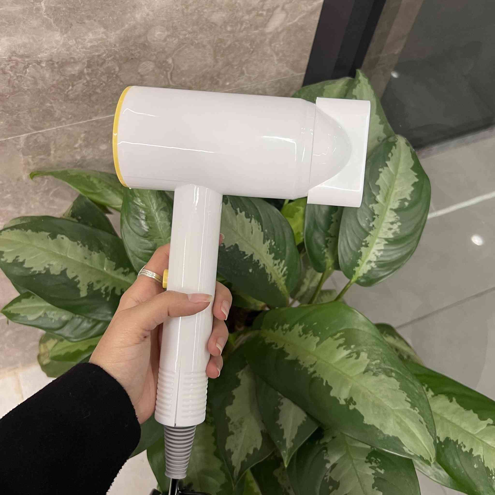 مجفف شعر Powerful عالي السرعة – هواء ساخن وبارد موديل  Z-2734

مجفف شعر بتصميم عصري ومحرك عالي السرعة، مخصص لتجفيف الشعر بشكل عملي وسريع للاستخدام اليومي.

• محرك عالي السرعة لتجفيف الشعر بسرعة

• يدعم التبديل بين الهواء الساخن والبارد

• عدة سرعات للهواء حسب الحاجة

• تصميم مريح لليد لسهولة الاستخدام

• مدخل هواء مصمم بشكل دقيق

• غلاف مطاطي للحماية

• الجهد الكهربائي: AC 220V

الملحقات:
• قطعة تجميع الهواء (Air Collector)

سعر القطعة 10 قطعتين 15 

يوجد توصيل لجميع محافظات العراق
للطلب والأستفسار مراسلتنا


**إذا كنت صاحب هذا الإعلان وتريد حذفه لأي سبب، رجاءا أرسل رسالة إلى الدعم الفني**