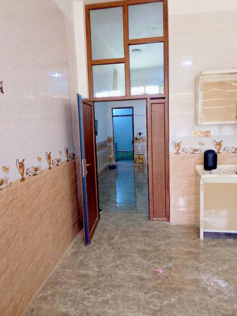 السلام عليكم ارجو قراءه التفاصيل 🙏
بيت للبيع ونقد فقط الي يدور مساحة وقرب للشارع 
المساحة 250م مربع عرض 10وطول 25🥀🌹
بناء🏠
3غرف نوم+صالة+مطبخ+استقبال+حديقه+كراج+منور عدد2+درج خارجي +صحيات خارجية وداخليه 🏠
بناء طابوق واساس وسقف كونكريت مسلح 🔥
المكان برااكيه سايدين المعمل خلف اسواق حسين الرماحي ⚫
يبعد عن الشارع الرئيسي امتار ↔️↔️
نوع العقار طابو زراعي سند 25 🏚️
سنة البناء 2022،🌟
السعر والتفاصيل خاص او يتصل على رقم التالي 📞
***********📞
***********📞
