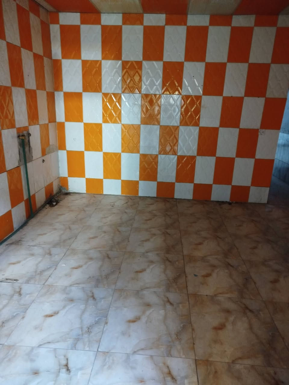 ياالله بسبب الوعود الكاذبة اعيد النشر بيت للبيع 100م 5×20 بمنطقه حي الكوفه شارع الصورة الجهه اليسرى فرع اسواق أدم حاليا موأجر بي عائله سعره 65 وبي مجال ***********
