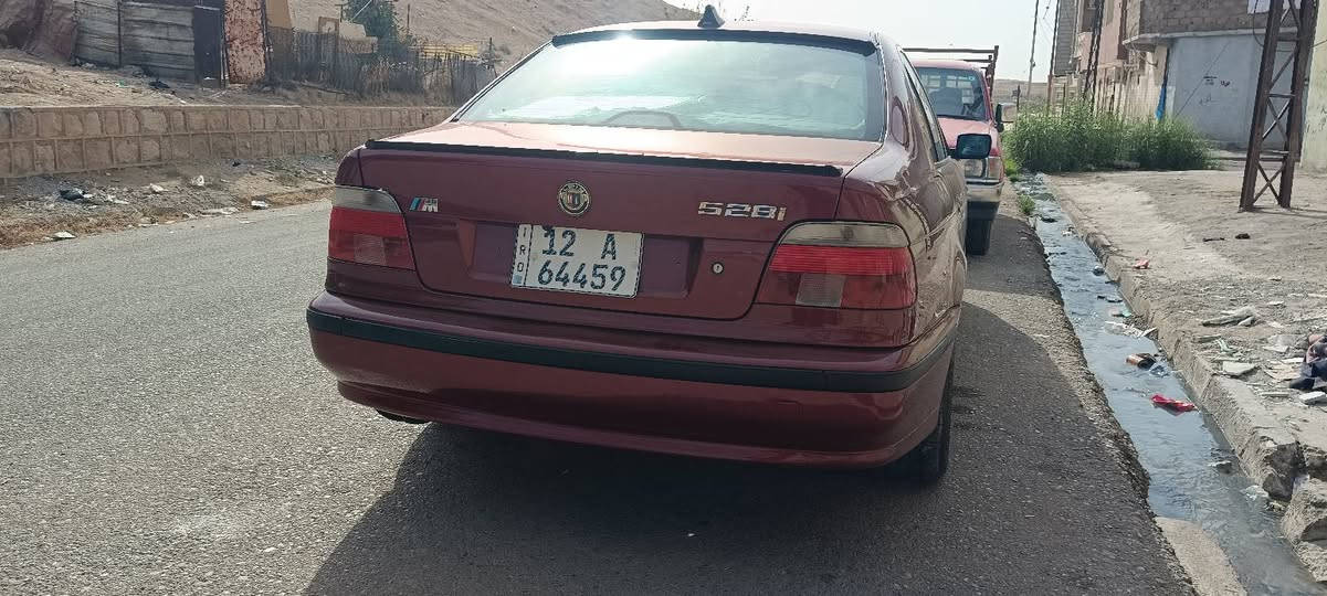 للبيع BMW صقر موديل 1997 سنوية باسمي كاربون بانزين بيها مكينه وكير شرط حجم المكينة 528 اصل تك فانوس السيارة بدون ضرر  كم قطعه صبغ بس ابيع عام السيارة فول مواصفات طخم تايات جديد السعر 110$
***********
