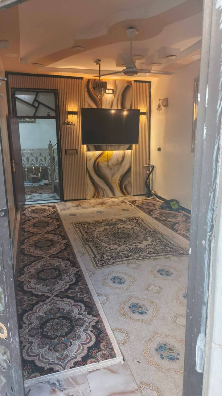 السلام عليكم... 
دار للبيع طابق واحد وبيتونه كبيرة ... بسعر مناسب وبيع مستعجل يصلح استثمار...طابو صرف ..المحموديه حي السلام بالقرب من المدراس الصينيه بشارع حسينه ام البنين ع...المساحة ١٥٠ م ... البيت جاهز للسكن ... البيت احلى من الصور بالواقع 
يحتوي على ... كراج وصحيات خارجيه واستقبال ومطبخ وهول داخلي وغرفتين نوم .... للاستفسار مراسلة الصفحة او الاتصال على ه‍ 
***********
***********
