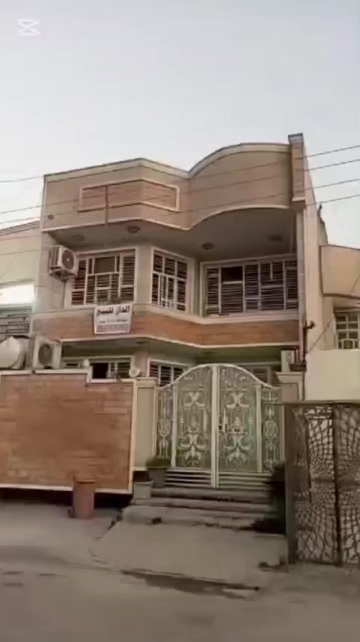 🏡 إعلان بيت للبيع
📍 الموقع: البلديات – تقاطع الكهرباء حي 9 نيسان، 

🔹 المساحة: 150 متر  
🔹 الواجهه 7ونص
🔹نزال 20
✨ تفاصيل البيت:
🔸 الطابق الأول:
- كراج  
- خدمات خارجية  
- استقبال  
- مطبخ بارد  
- مطبخ حار  
- صالة مفتوحة  
- غرفة نوم  
- حمام داخلي  

🔸 الطابق الثاني:
- 3 غرف نوم   
- صالة  
- حمام
- بلكونة
🔸 الطابق الثالث:
- بيتونة  
- سطحين (أمامي وخلفي)   

🛠️ البيت نضيف 

📞 للاستفسار والتواصل
***********
