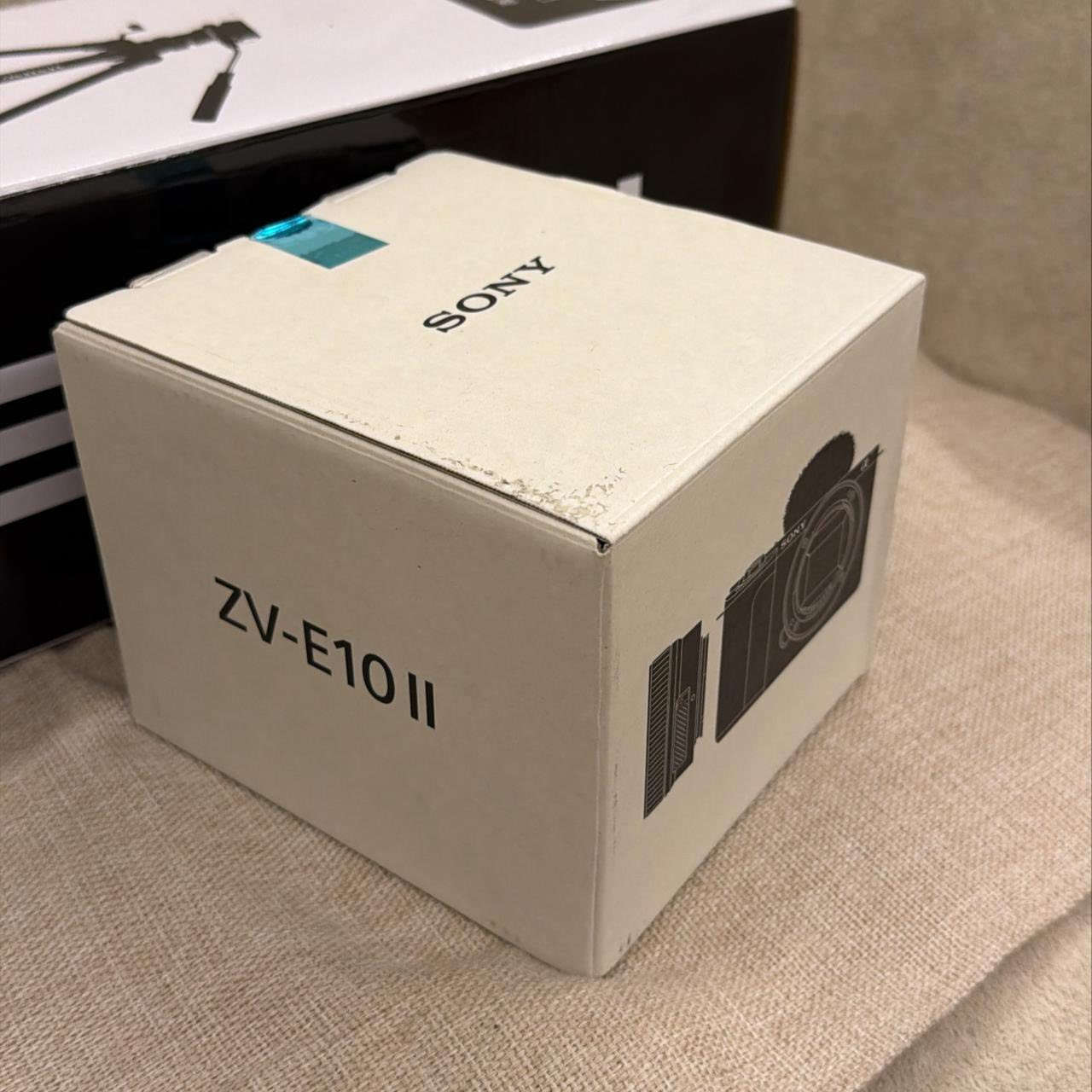 لمحبين صناعة المحتوى 🔥
كامرة سوني | SONY ZV-E10 II
بعدها بالكارتونة فتحتها بس جربتها ورجعتها لان ما اعرف استخدمها،

رايدها بـ 1,280,000 
وبيها مجال بسيط ان شاءالله 🩵

موجود واتساب ايضاً
***********
