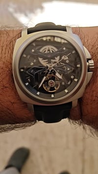 ساعة يد • للبيع