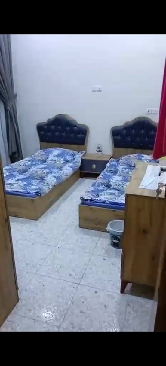 اللهم صل على محمد وآل محمد
اخوان اليوم جبتلكم بيت فول الفول  اول ما تنزل جسر ابو منيصير يصير على ايدك اليمنه  
تفاصيل البيت 
البيت الوجه 5 مترات و 40 سانتيم بالضبط
النزال 20 متر
البيت بناء حديث بعد احله من الصور
بورسلين حمامات شرقي وغربي
يعني من الاخير البيت كلش متعوب عليه
البيت ابيع مع كافت الاثاث البي
سبالت عدد 3 
تخم تفصال
بلازمه حجم كبير جدآ
خط مولد ذهبي
مدارس تبعد 100 متر
عدد غرف النوم 2  غرفه للاطفال 3 ف 3 والغرفه الثانيه 5 ف4  و استقبال ومطبخ حار وبارد + صحيات داخليه وخارجيه+ مناور كامله لكل البيت 
اخوان السعر 110 وبي مجال للجاد اسف على الاطاله
*********** بي واتساب
***********
