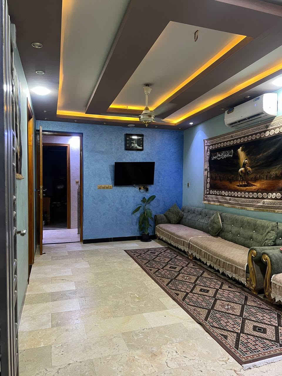📍 الموقع: بغداد - مدينة الصدر / قطاع 29 / شارع 60 (بالمقابل تماماً من منصة حسن سالم).
📐 المساحة: 144 متر مربع.
​🏡 تفاصيل البيت الداخلّية:
​النوم: 5 غرف نوم واسعة.
​الاستقبال والصالة: استقبال معزول للضيوف + صالة داخلية. 
​المطبخ: مطبخ بنظام حديث (حار + بارد).
​الصحيات: حمام داخلي + حمام خارجي.
​🎯 أهم ما يميز العقار:
موقعه المباشر على شارع 60 يجعله قريباً من كافة الخدمات الأساسية (ماء، كهرباء، مجاري، وقريب من الأسواق والمدارس). وبواجهة مميزة ومكشوفة أمام المنصة.
​📱 للتواصل والاتصال ومناقشة السعر:
يرجى الاتصال على:[***********]
أو المراسلة مباشرة عبر الخاص.

