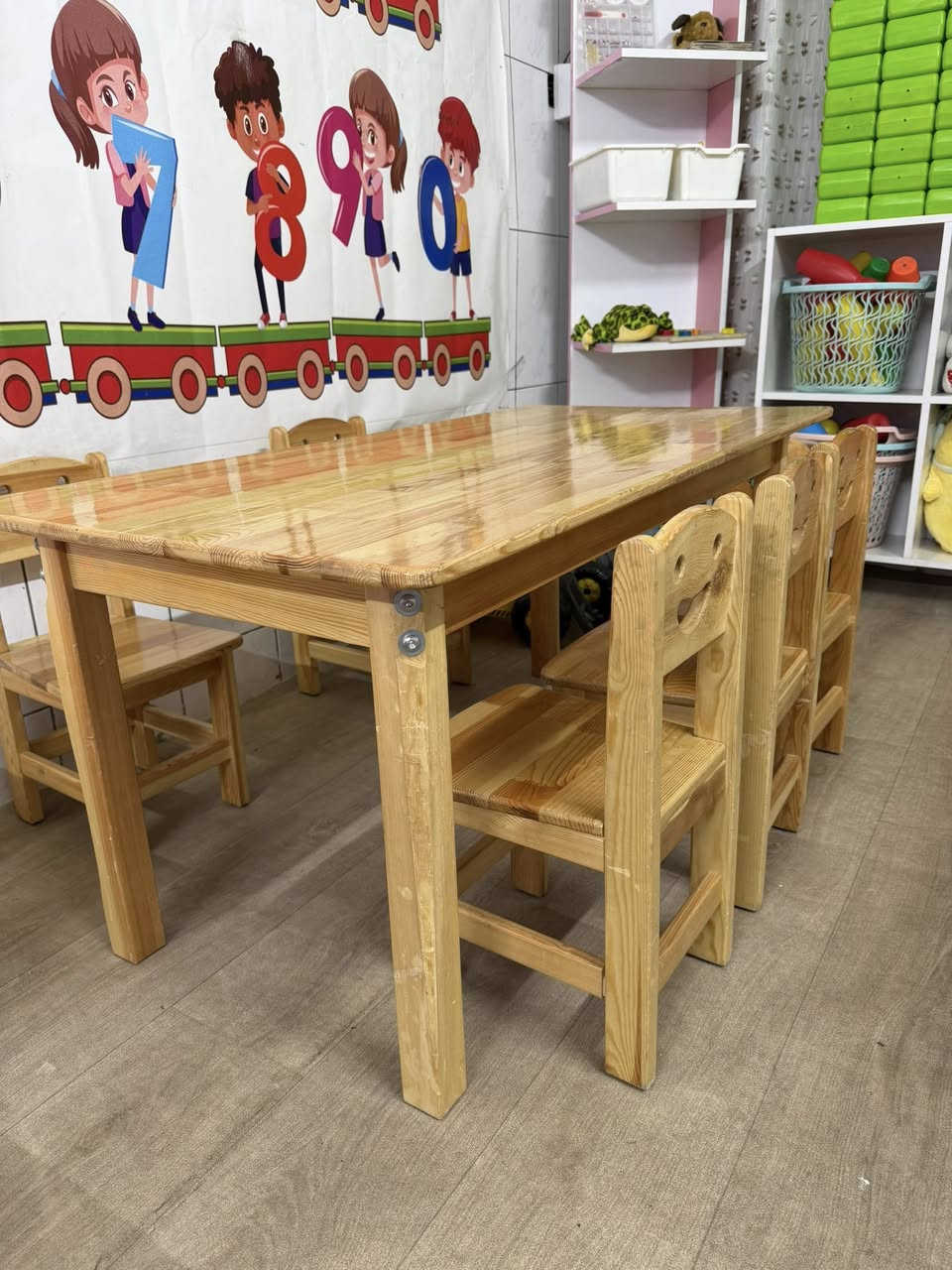 ميز خشبي عدد ٢ 
مع كل ميز ٦ كراسي 
السعر ٢٠٠ للواحد 
والي ياخذهم اثنينهن انزل شويه من سعره 
مكاني الحرية البستان 
***********
غير متواجد ع الفيس
