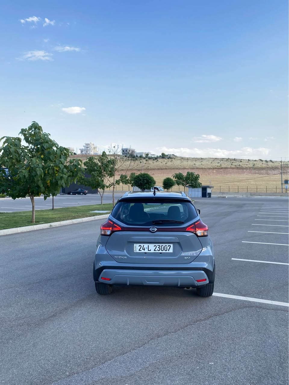 Nissan Kicks 2023 SV 
السيارة ب سعر مناسب 
مواصفات SV سمنتي و سقف و دگمة اسود 
ماشية ٣٤ الف كيلو متر 
ضررها فقط باب تبديل شريكة و كارد بالجملغ 
سعرها ١٣٨$ ورقة و بيها مجال 
للمزيد من المعلومات اتصل على هذا الرقم 
كورك-واتساب 
(***********) سميل, دهوك
