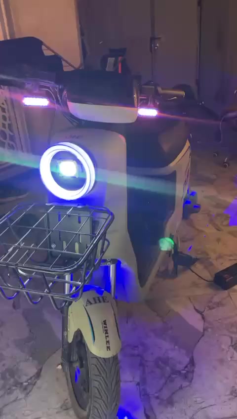 دراجه شحن جديده R9مابيه اي نقص ولا مفتوحه اي برغي مديل 2025وهاي شوفت عينك ومستعجل ع بيعتها رايده 400جوه سوك المو شراي يطلع كبل لايتعبني 
***********
