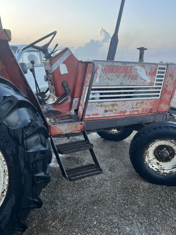 اسلام عليكم فيات حجم780 كتاب شركه  محرك شركه هيكل بلادي موديل 82 تخم تاير السعر 10رقم الهاتف ***********
