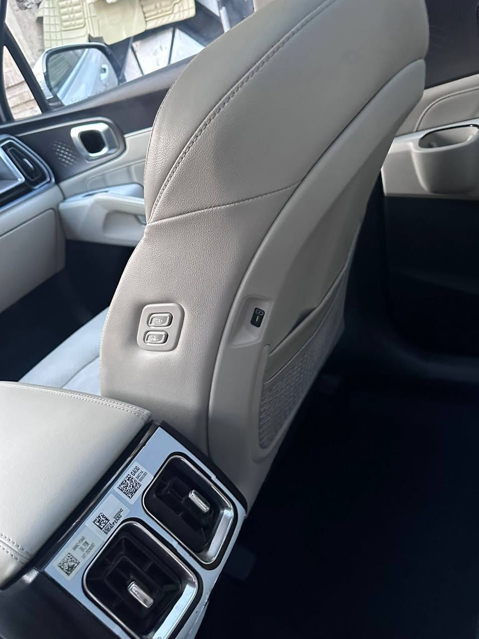 سورنتو ٢٣ رقم اربيل فول عدا البانورما اربع كامرات محيطية كشنات جلد حار بارد وبقية المواصفات معروفة ما حاجة اذكرها ماشية ٣٣ الف مكفولة كفالة عامة مكانها الموصل. السعر ( 320). 
***********
***********
