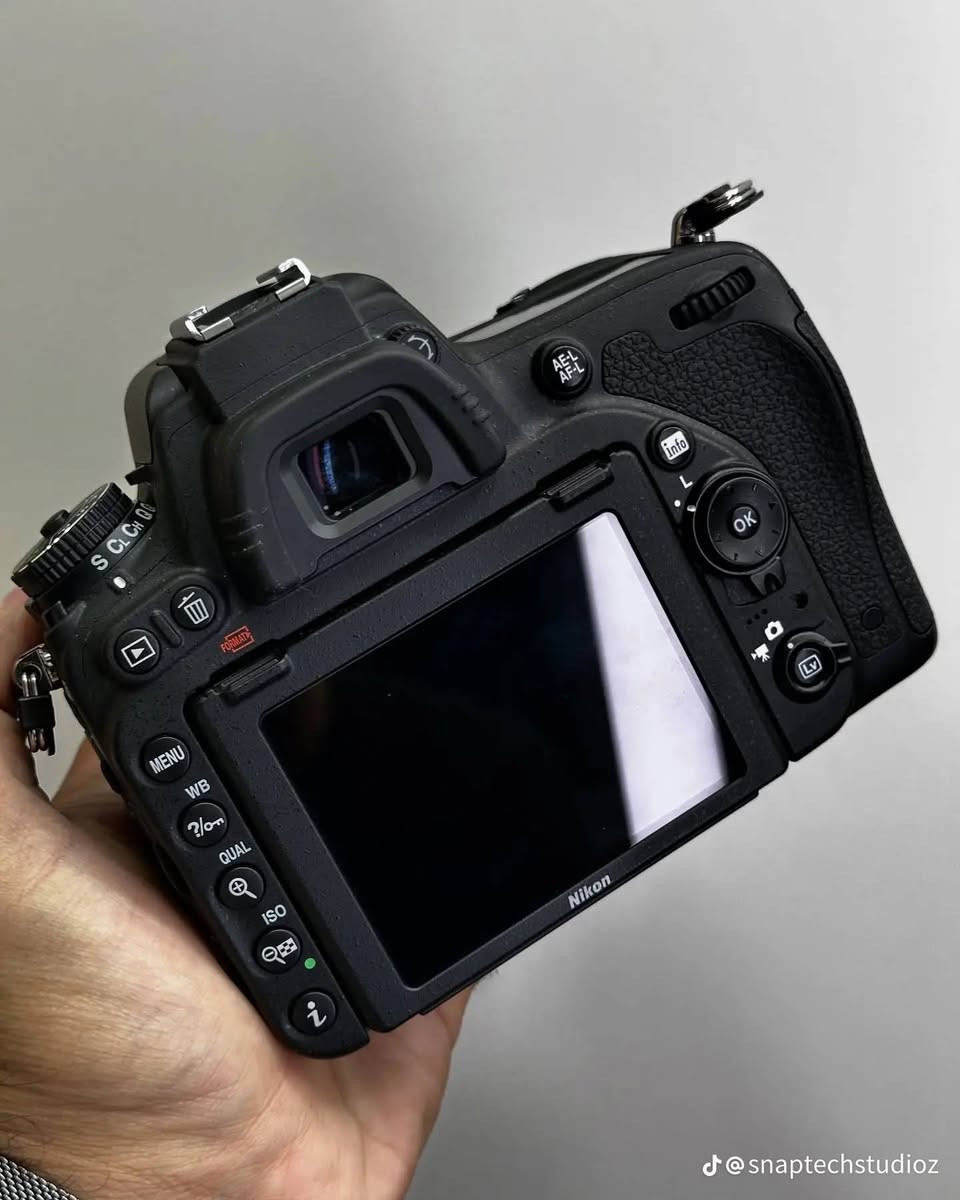 للبيع 850 قفل  
هيه وزوم فول افريم غنيه عن التعريف 750D
مع رام وبطاريات اثنين وشاحنه وحزام 
***********
