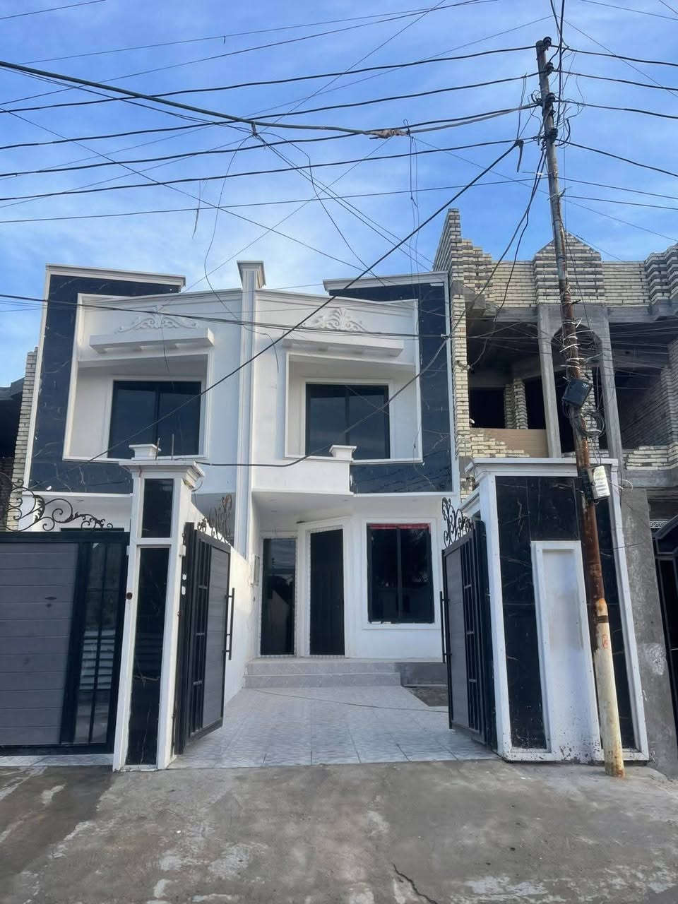 🏡 للبيع – دار سكنية فاخرة | فرصة مميزة 🏡
عدد الدور: 2
📐 مساحة كل دار: 200 متر
📏 الواجهة: 5 م
📐 العمق: 40 م
🔹 مواصفات كل دار:
3 غرف نوم
3 حمّامات
كراج كبير
بناء طابوق درجة أولى
تشييد حديث وبمواصفات عالية
📄 السند: 25
📛 مسجّل باسم صاحب الدار
📍 العنوان المميز:
منطقة الدوانم
مجاور جامع الملك القدوس
نهاية الشرطة الخامسة
خلف منطقة الري
قريب من الإعلام، السيدية، البياع
💰 السعر:
149 مليون دينار للدار الواحدة
📞 للاستفسار والتواصل:
***********
***********
👤 سيف أبو يزن
