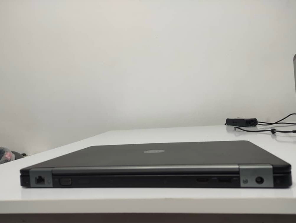 لابتوب Dell Latitude E5470 (Core i5 جيل سادس) - السعر 190 ألف

السلام عليكم ورحمة الله،

للبيع لابتوب ديل (Dell) موديل Latitude E5470، لابتوب فئة أعمال نظيف جداً وجاهز للاستخدام المباشر. الجهاز سريع جداً بفضل هارد الـ SSD ومنصب عليه ويندوز 11 وأوفيس 2016.

💻 المواصفات بالتفصيل:

 * الموديل: Dell Latitude E5470

 * المعالج (CPU): Intel® Core™ i5-6200U (الجيل السادس)

 * الرام (RAM): 8 جيجابايت (8GB)

 * كرت الشاشة (GPU): Intel® HD Graphics 520 (مدمج)

 * نظام التشغيل: Windows 11 (أصلي)

 * الشاشة: دقة 1366x768 (HD)

 * البرامج: مُنصب عليه مجموعة أوفيس 2016 (وورد، إكسل...إلخ)

✅ حالة الجهاز والملحقات:

 * التخزين (الهارد): هارد سريع جداً SSD بحجم 256 جيجابايت (يفتح النظام بثواني).

 * البطارية: ممتازة، تدوم حوالي 3 ساعات (حسب الاستخدام).

 * النظافة: الجهاز نظيف جداً ومكفول من أي مشكلة.

 * الملحقات: يأتي معه الشاحن الأصلي + ماوس هدية.

💰 السعر والمكان:

 * السعر: 190 ألف دينار

 * المكان: الناصرية - الشموخ.

للتواصل والاستفسار، يرجى إرسال رساله على الوات ساب 



‭0777 364 4026‬