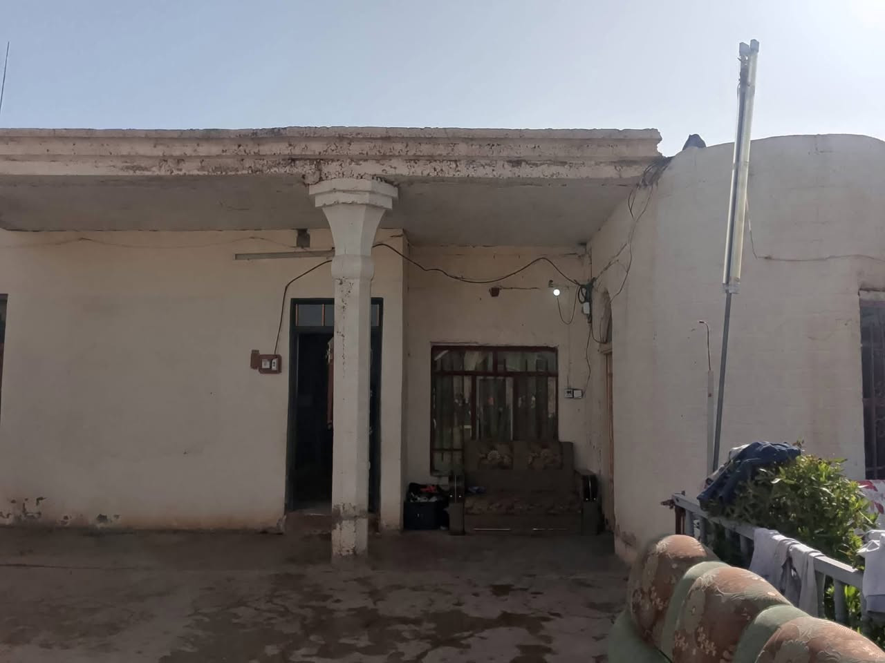 السلام عليكم 
 بيت للبيع 
مساحة الأرض 350 متر 
يتكون من ثلاث غرف ثنين كاملات وحده قيد الأنشاء 
+ ربعه هول مطبخ مجمع صحيات داخل و خارج 
البيت كلو سيراميك و سقوف حديثة 
سند رسمي 

الموقع الشرقاط بعاجه قرب المثلث 

السعر 43 وبي مجال 
للأستفسار اكثر اتصل على ***********
