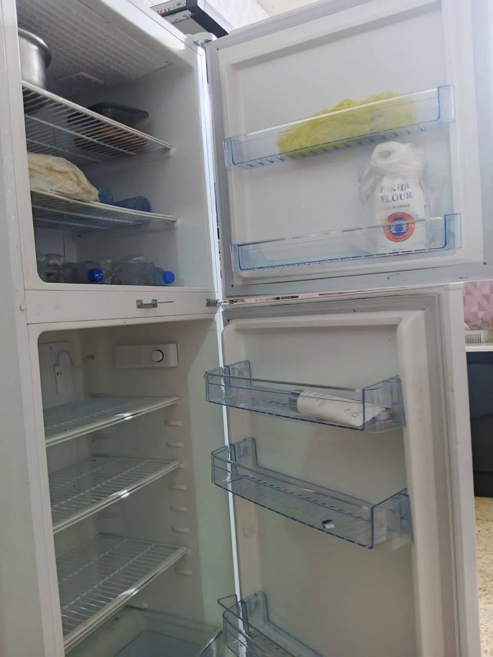 السلام عليكم ثلاجه للبيع جديده بعدها صار شهر بس من اخذتها شرط الفحص اذا ما بعدها جديده ترجع شرط  سبب البيع عندي اثنين ثلاجات واريد اخذ بمكانه دراجه مكاني حله595وبيها مجال الله شاهد بعدها جديد حته استخدام قليل كلش الاتصال ***********.    /***********.
