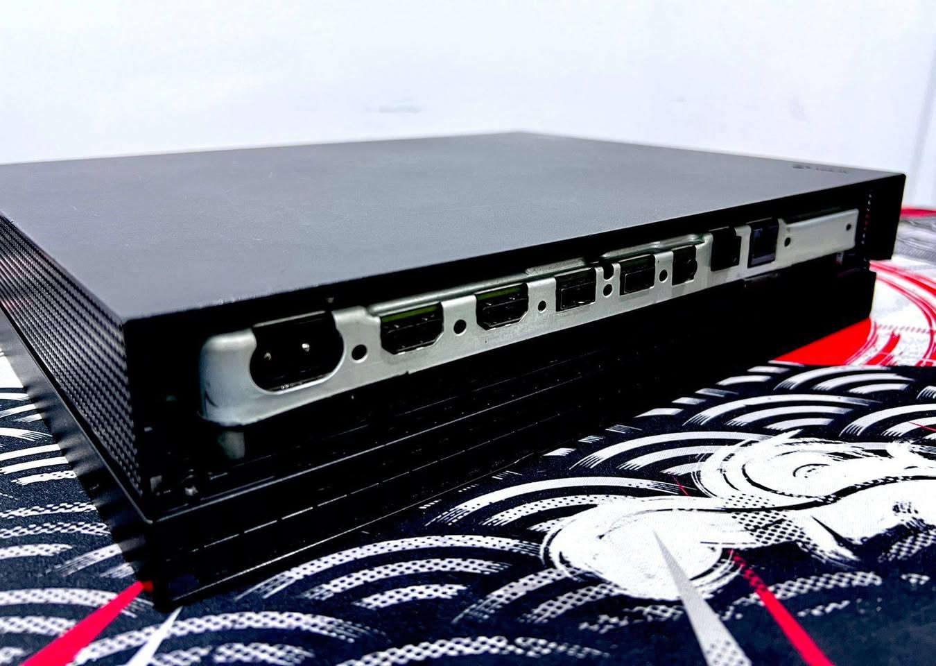 سلام عليكم 
للبيع XBOX ONE X جهاز نضيف مابي اي مشاكل كامل الملحقات كيبلات كامله 
بدون جوستك 
ذاكرة 1T
يدعم دقة 4K
الجهاز مفتوح لغرض التنظيف يم مكتب محترف يعني مو شخص عادي بعد ميحتاج تنظيف طول العمر جيب ولعب مابي اي مشاكل و مداخل تصليح امانت الله 
تجي تفحص يمي بل بيت وتاخذ راحتك 
السعر 140 ألف 
مكاني بغداد الدوره 
رقم ***********
