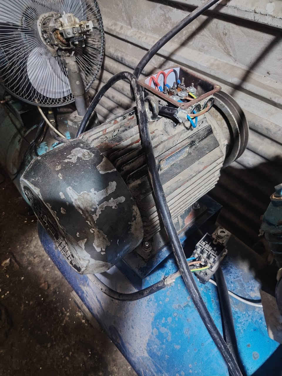 سلام عليكم موطور ثري فيز   وتاروسه البيع مكان بغداد ابو غريب
***********
***********
