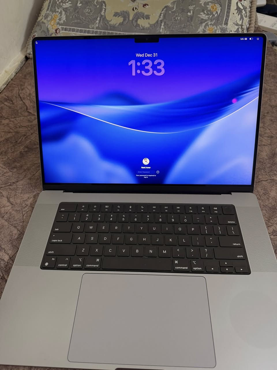 السلام عليكم
MacBook Pro 2021 
16” الحجم المرغوب و الغنية عن التعريف
M1 Pro معالج 
Ram 16 
Storage 1Tb
Touch ID 
اللابتوب نضيفه كلش و شغالة 100% 
و بيها طخه بالزاويه خفيفه كلش و مصورها 

دورات الشحن 375 دوره
رايديها ب مليون و 400 الف و ما اضن اكو هيّج مواصفات بهذا السعر خصوصا حجم ١٦" 
و الشاحنه 140w 
مكاني بغداد الكرخ
للتواصل ***********
